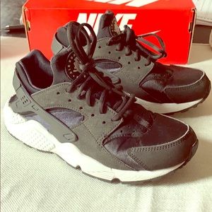 ⛔️Sold ⛔️Nike Huaraches Black and White